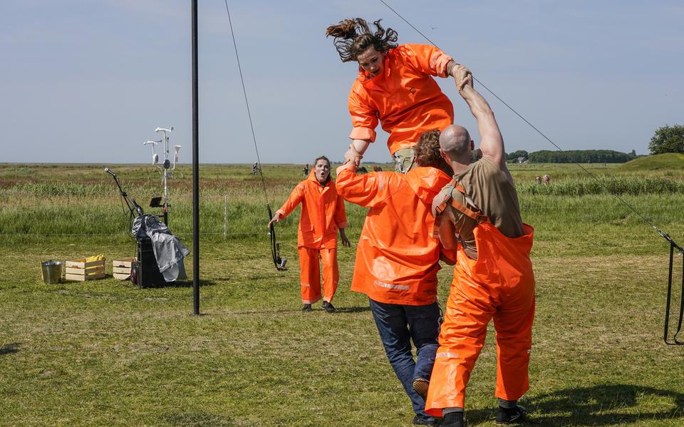 Acrobaten van het IJslandse circusgezelschap Hringleikur in de Terschellingse natuur bij hun voorstelling Whatever the weather tijdens Oerol 2023.