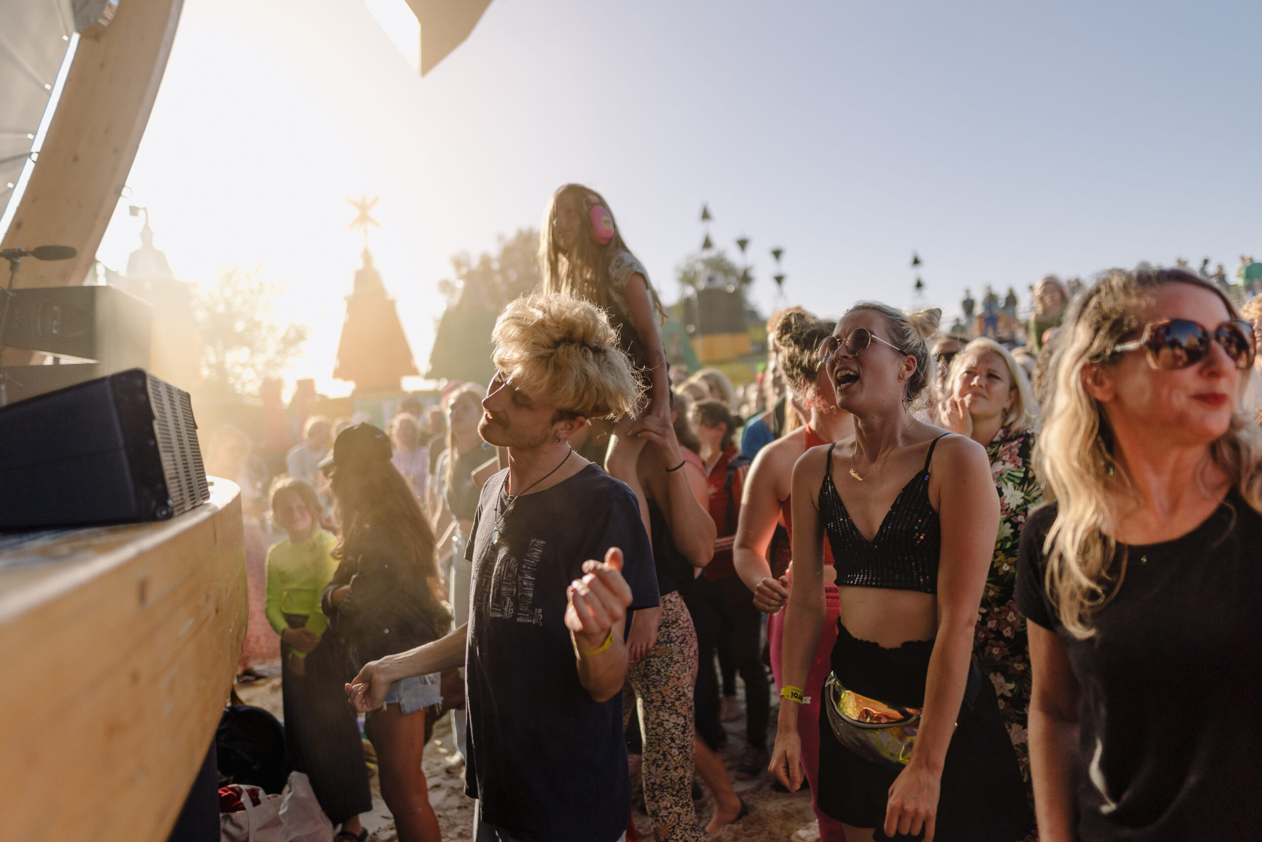 Dansende mensen bij het optreden van zangeres Merol op festivalterrein de Betonning tijdens Oerol 2022