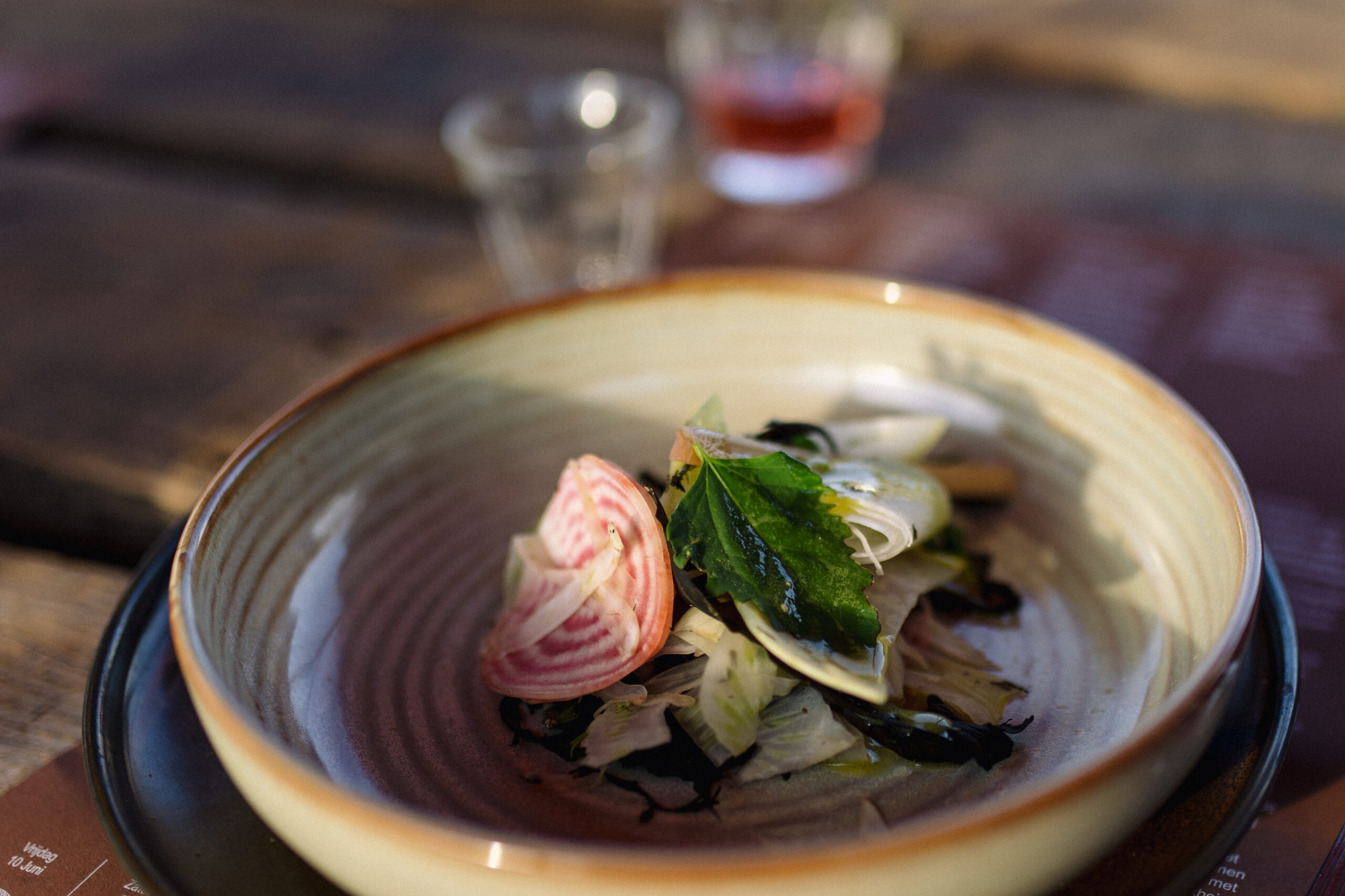 een mooi opgemaakt bord met veganistisch eten bij een Diner om Oost van Marente van der Valk tijdens Oerol 2022.