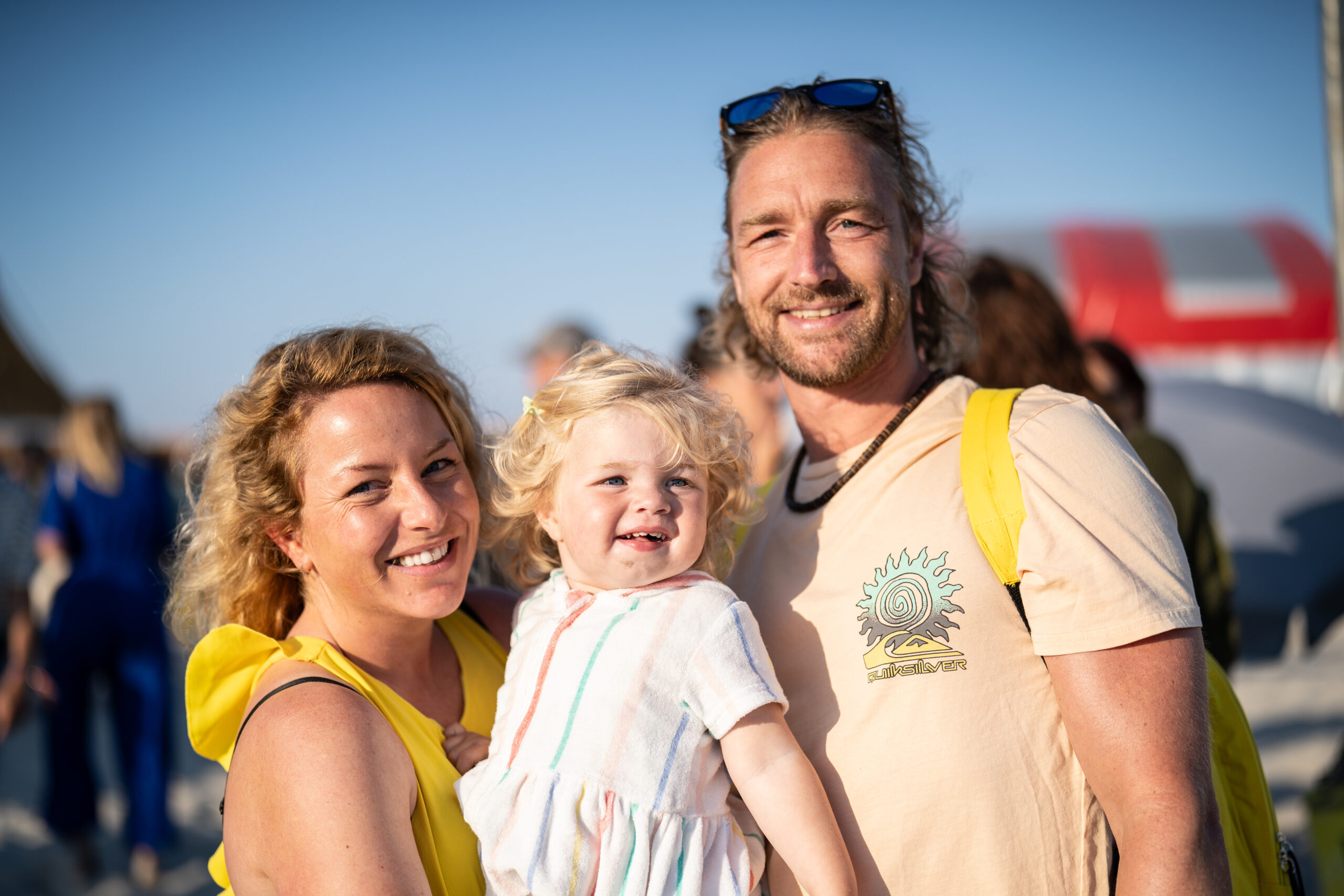 Jong stel met een blond peuter meisje op het festivalterrein