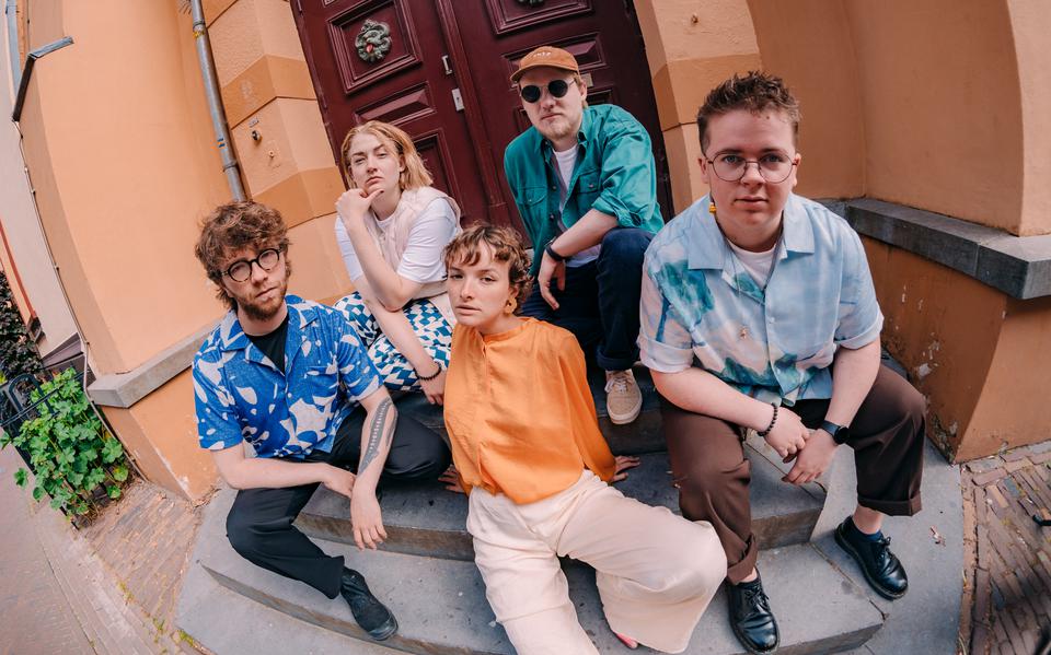 Vijf jonge muzikale talenten uit de literaire popband KRT poseren in zomerse outfits