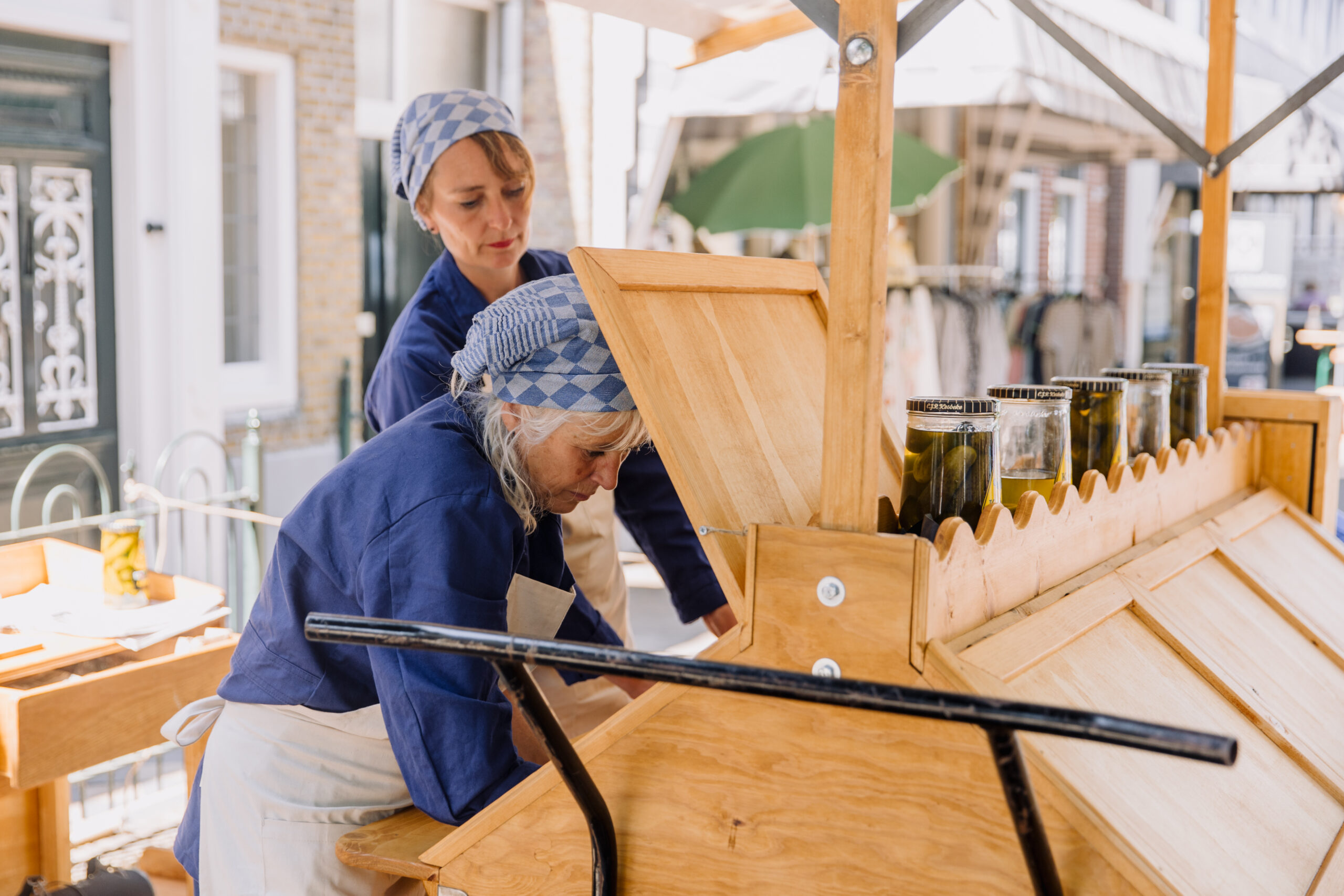Straattheater voorstelling Stille Haringen van Merel Kamp in West Terschelling tijdens Oerol 2023.