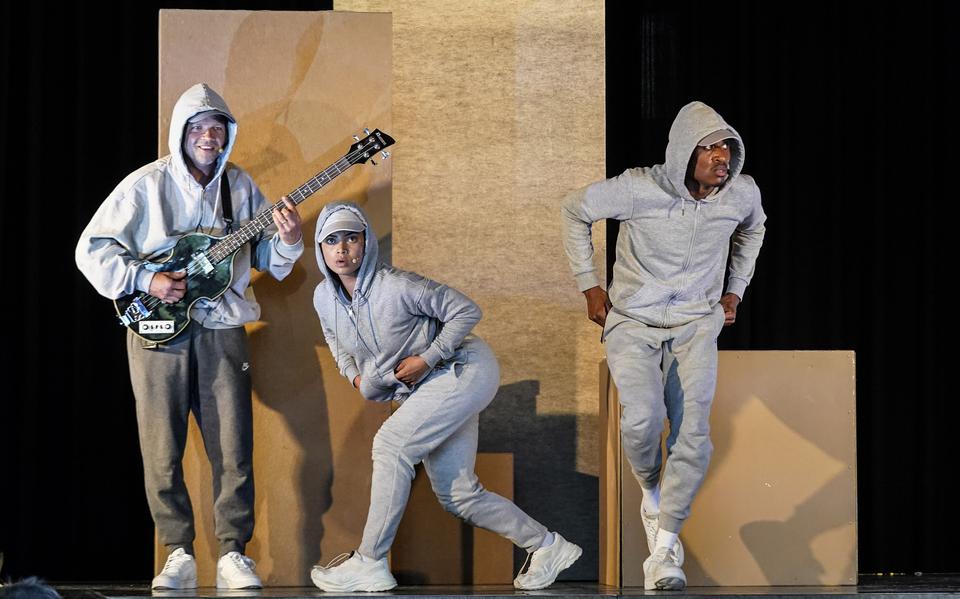 Twee acteurs en een muzikant, alledrie gekleed in grijze joggingpakken met hoodies, voorstellingsbeeld Terecht van theaergroep Wabi Sabi, Oerol 2023