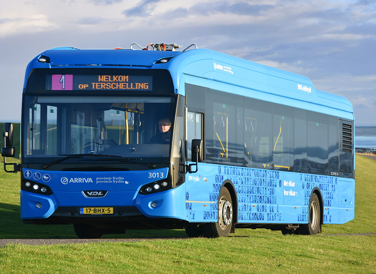 Blauwe Arriva bus op Terschelling.