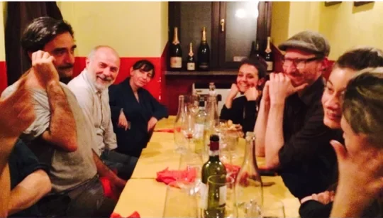 Groep mensen dineren tijdens een bijeenkomst van InSitu,het Europese platform voor artistieke creatie in de publieke ruimte.