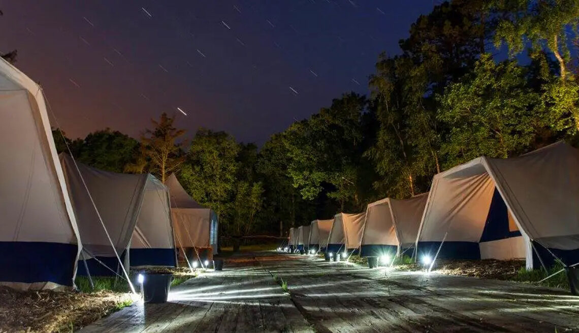 Huurtenten onder een sterrenhemel op een camping op Terschelling tijdens Oerol