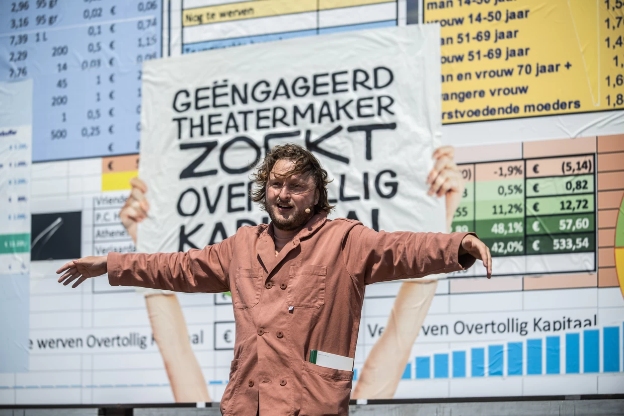 Voorstellingsbeeld van de theatrale crowdfunding tijdens theatervoorstelling Goed Goud Geld van theatergroep NUT die speelde op Oerol 2023.