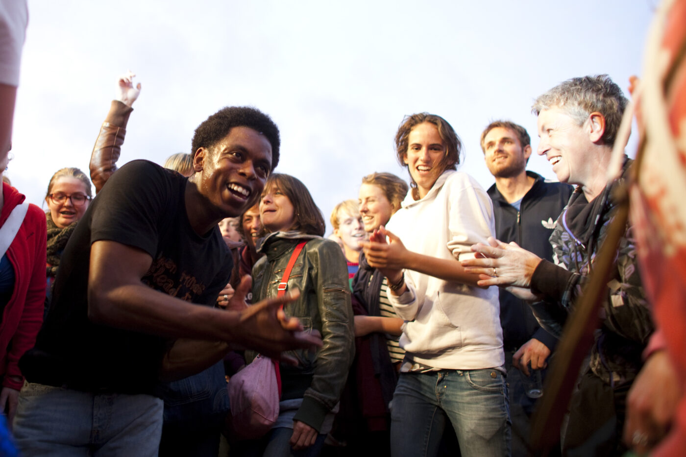 Typhoon loopt door het publiek tijdens zijn optreden op festivalterrein de Westerkeijn tijdens Oerol 2011