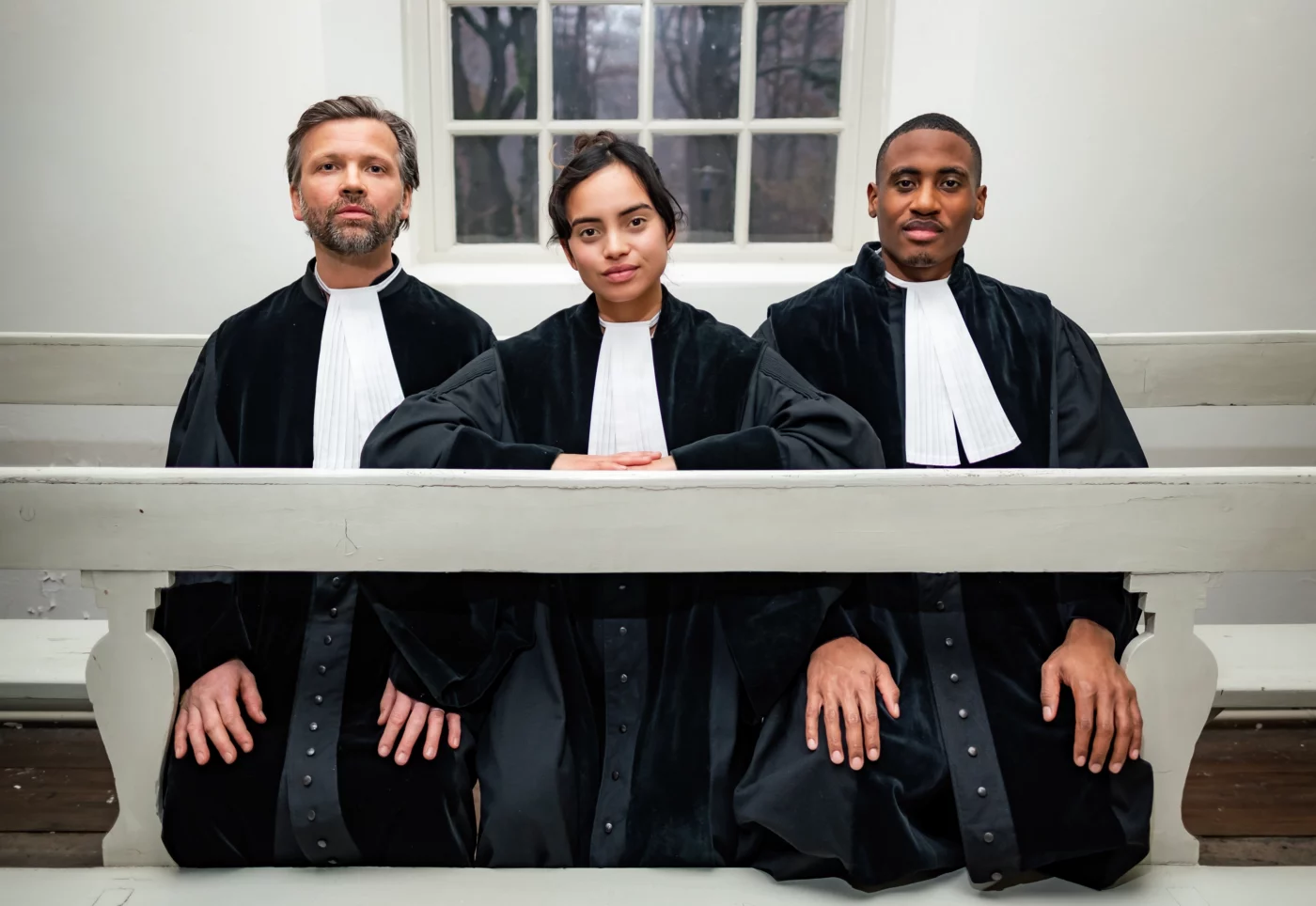 Drie rechters zitten naast elkaar, voorstellingsbeeld van de theatervoorstelling Terecht van theatergroep Wabi Sabi, Oerol 2023