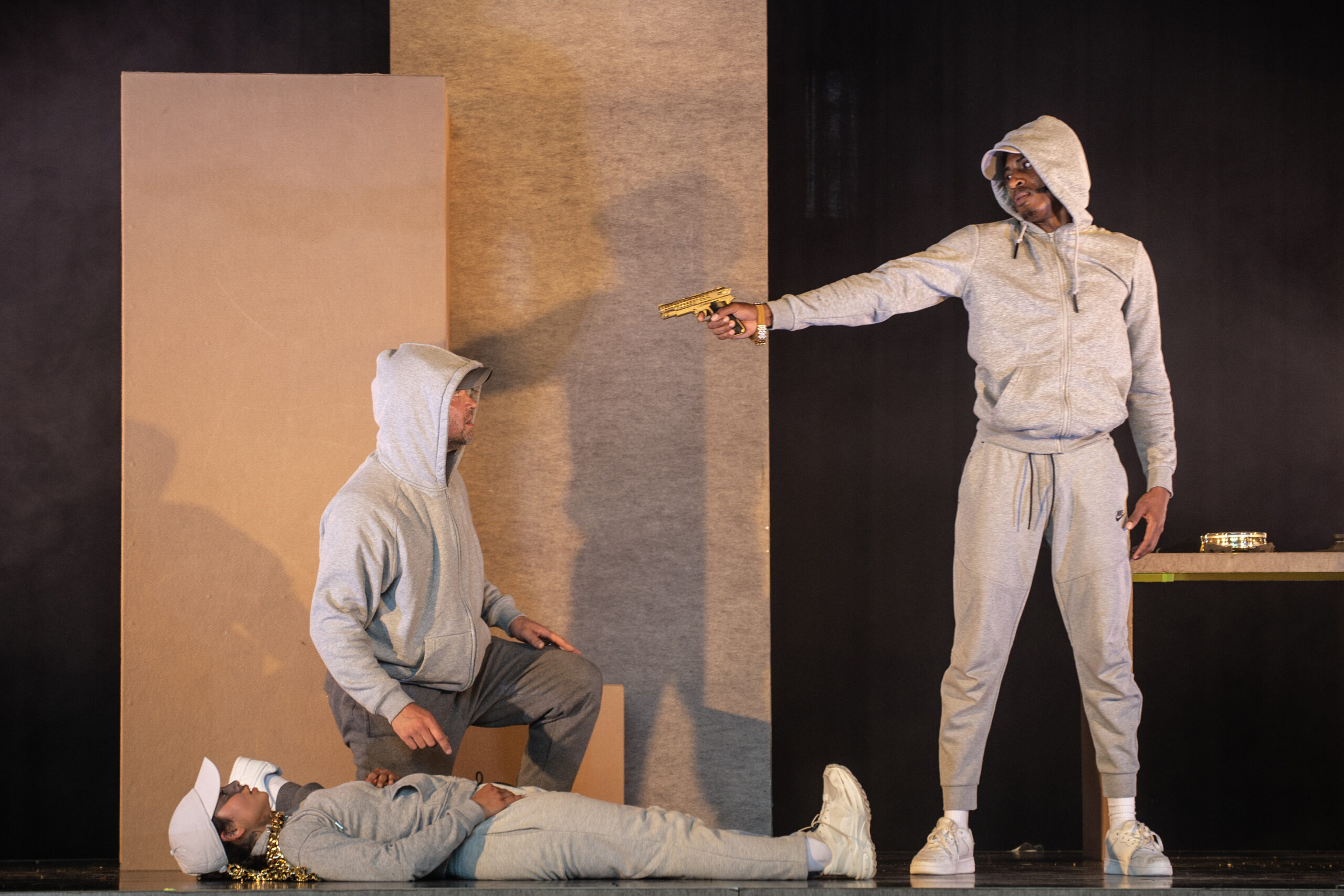 Man dreigt met pistool, voorstellingsbeeld uit theatervoorstelling Terecht van theatergroep Wabi Sabi, gespeeld op Oerol 2023