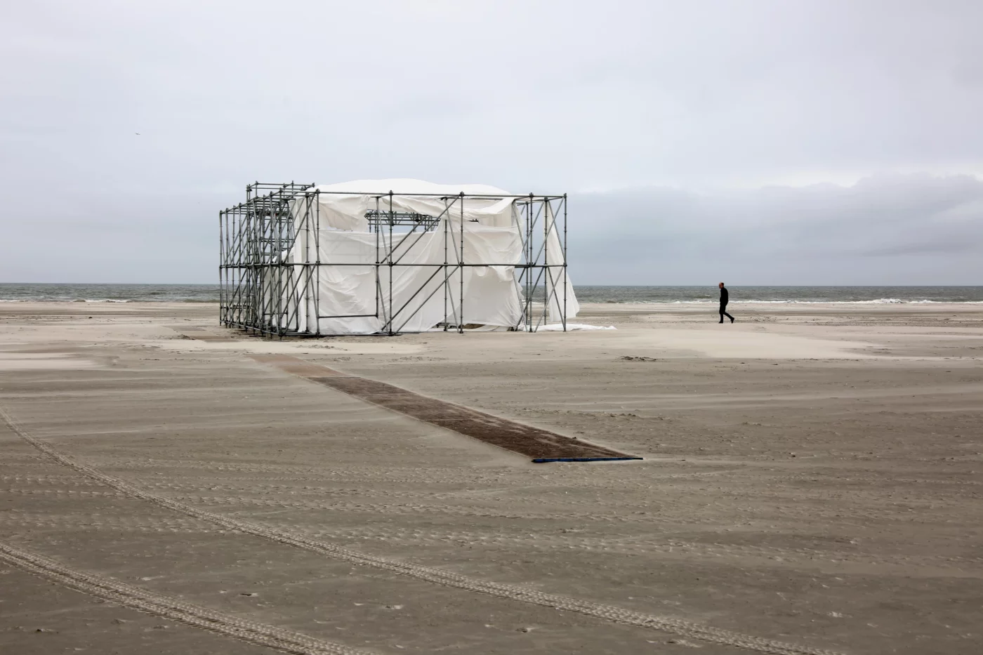 een stellage van buizen en plastic vormt Fort Ruimtetijd bij Penningsveer, ligt op steenworp afstand van Haarlem en Amsterdam