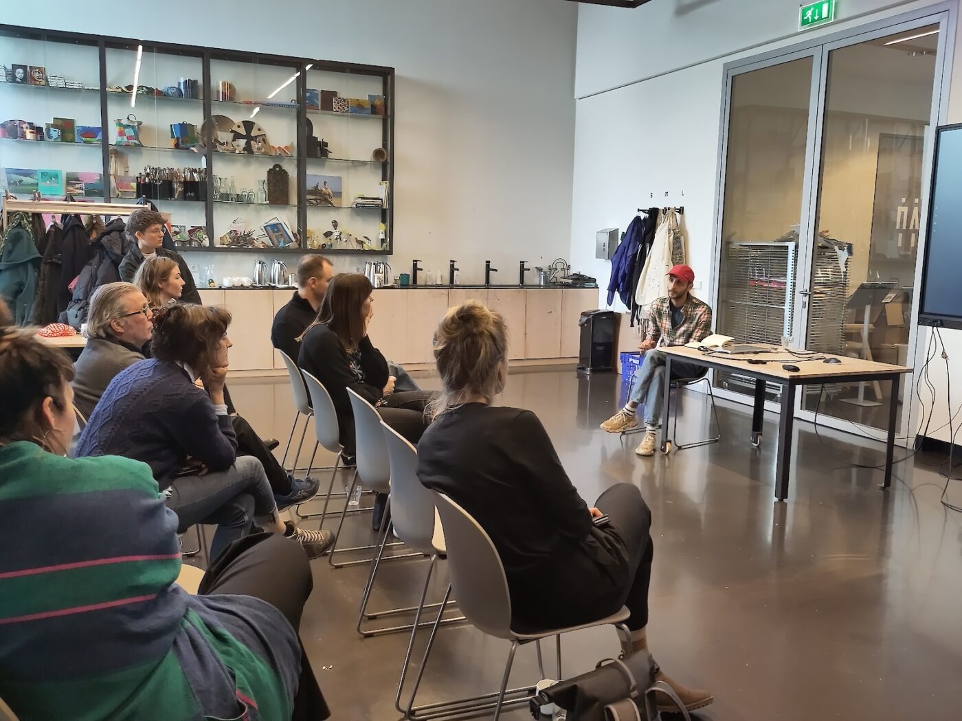 Voordracht van kunstenaar Ra'fat Ali voor publiek tijdens een bijeenkomst van het Netwerk Cultuur & Natuur, gehost door het Fries Museum.