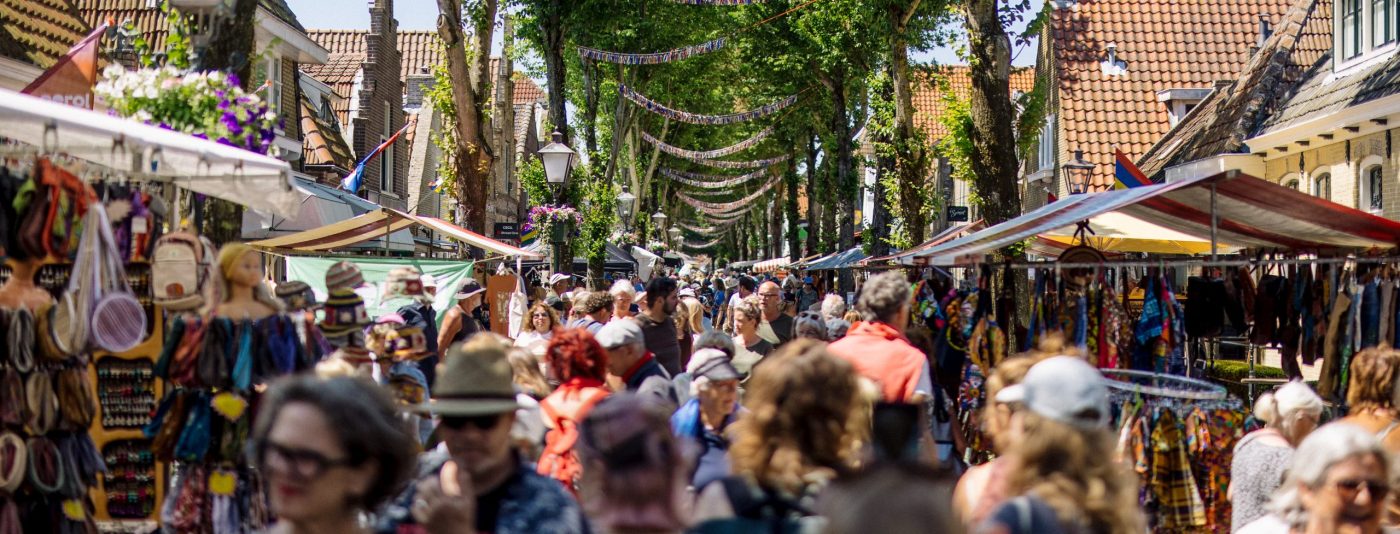 Veel mensen lopen door de straat in Midsland tijdens de braderie.