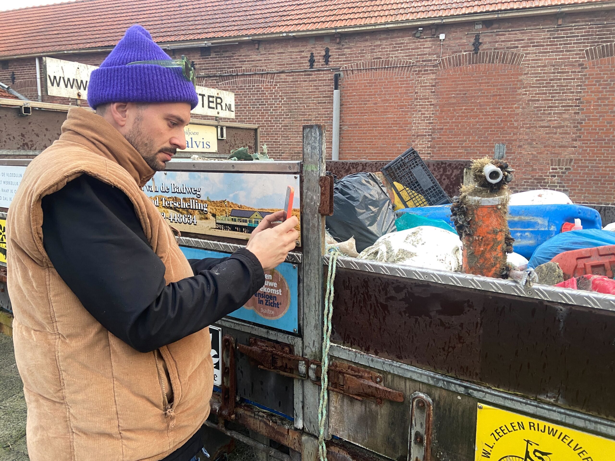 LAND: Dávid Koronczi onderzoekt de taal van voedsel en verzilting op Terschelling