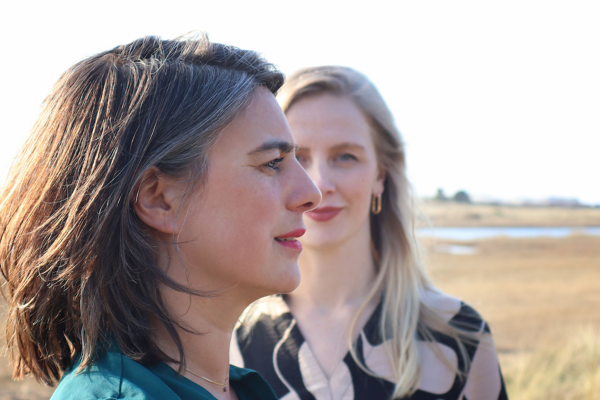 Wandelen op Terschelling met Jiska (36) en Sabine (43), de tweekoppige Oerol-directie. Gesprekken met het eiland, het festival als ritueel