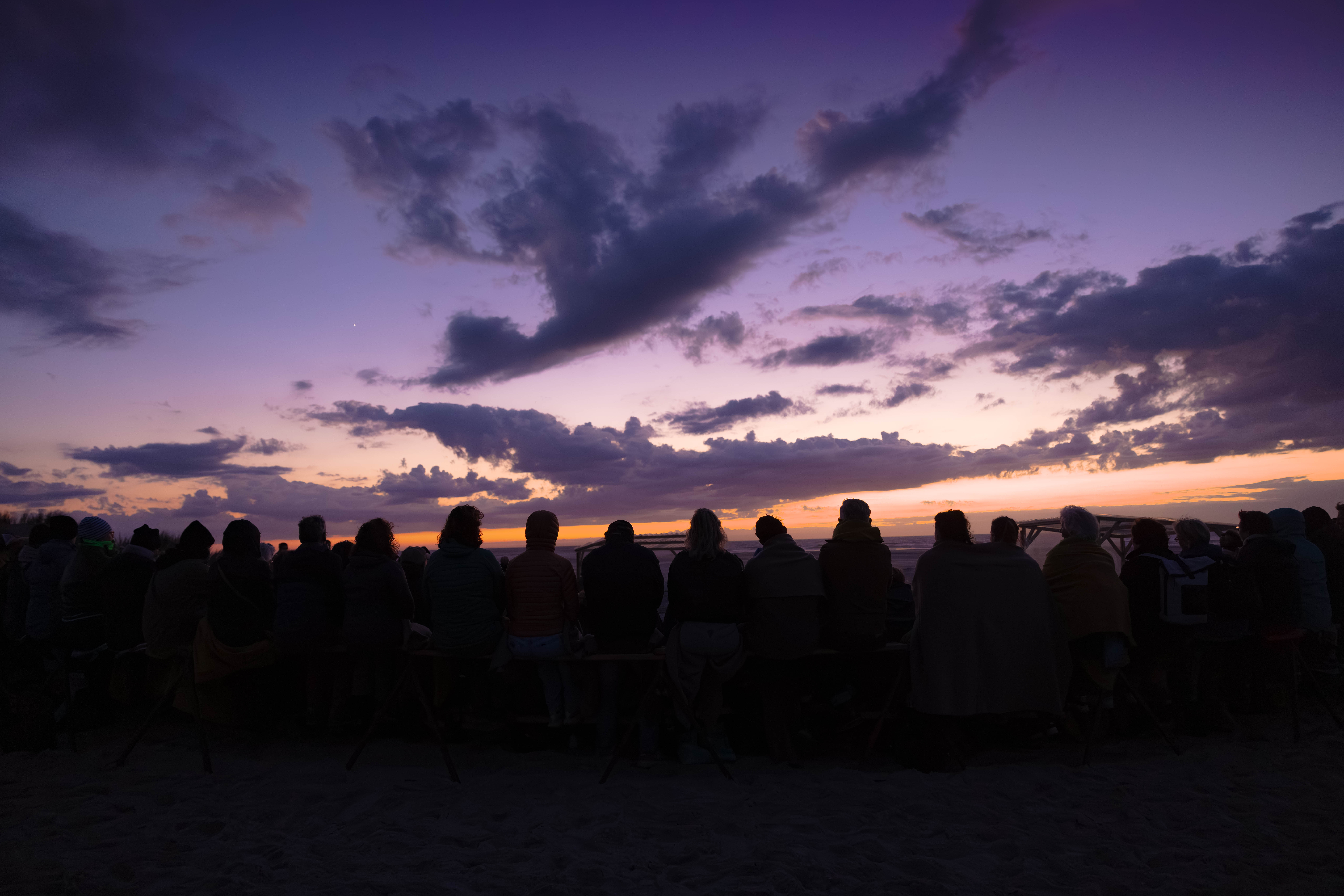 Bij spectaculaire zonsondergangen en rondvliegende kipspiesjes komen hoop en verontrusting op Oerol prachtig samen