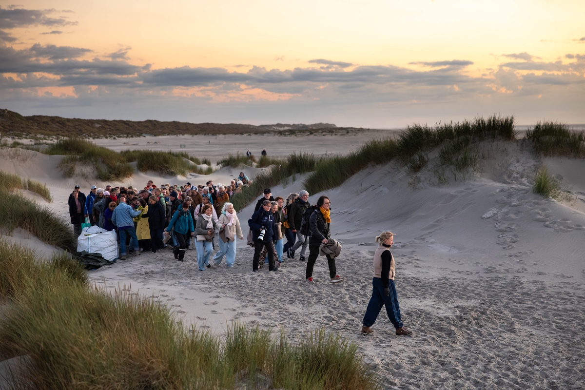 Een bos, een jachthaven, strand bij ondergaande zon: Oerol is weer het ideale decor voor theater in alle soorten en maten
