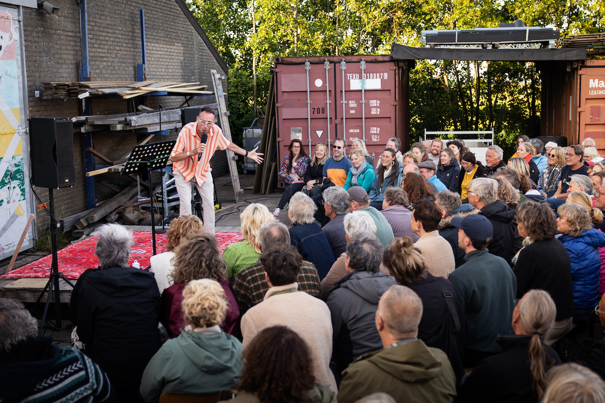 Dolf Jansen zoekt op Terschelling naar het Oerolgevoel. ‘Heel Nederland heeft het nodig’