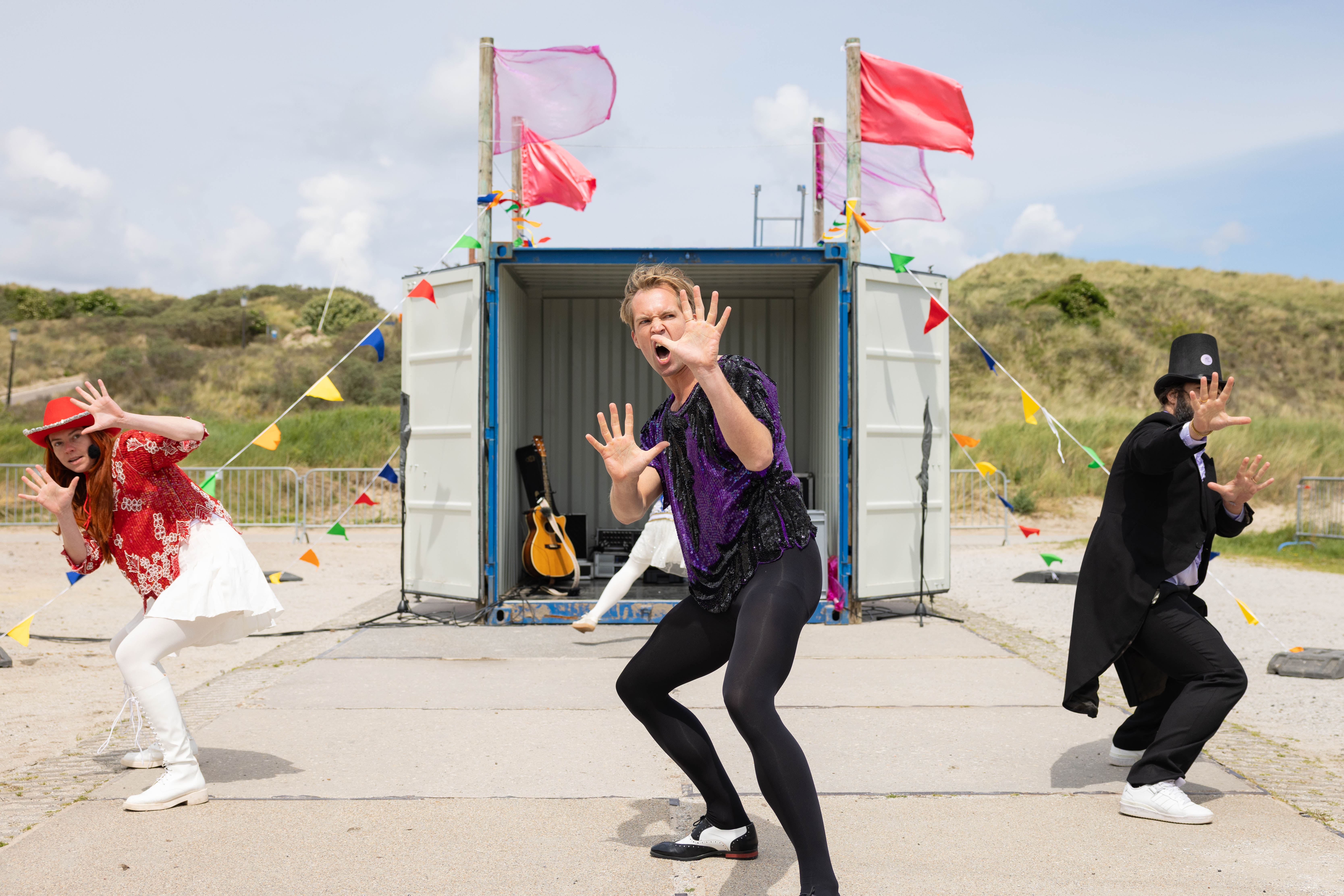 BRILJANTE AZC-MUSICAL SPEELT EEN INTENS GEDACHTESPEL