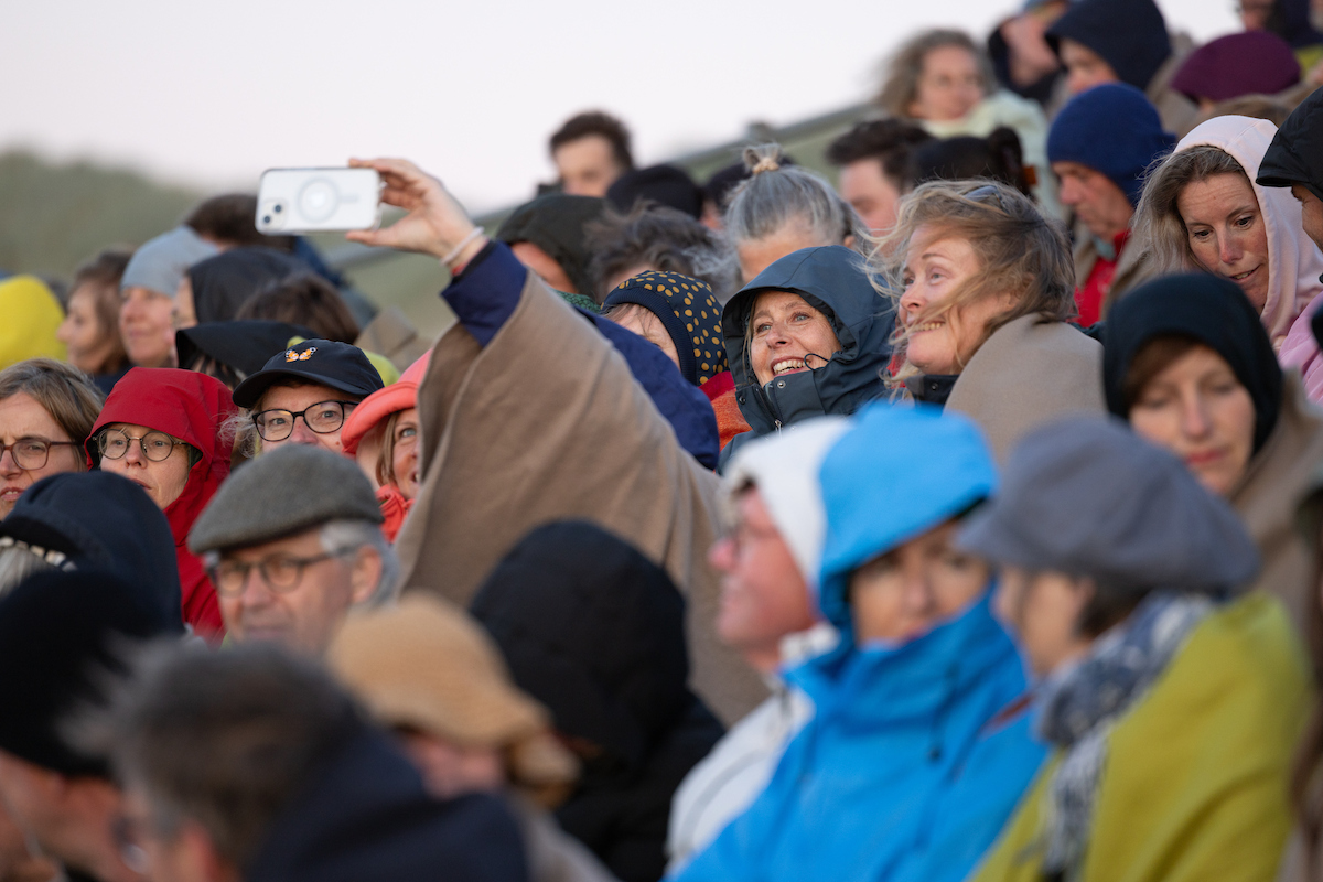 publiek op een tribune kijken naar een voorstelling